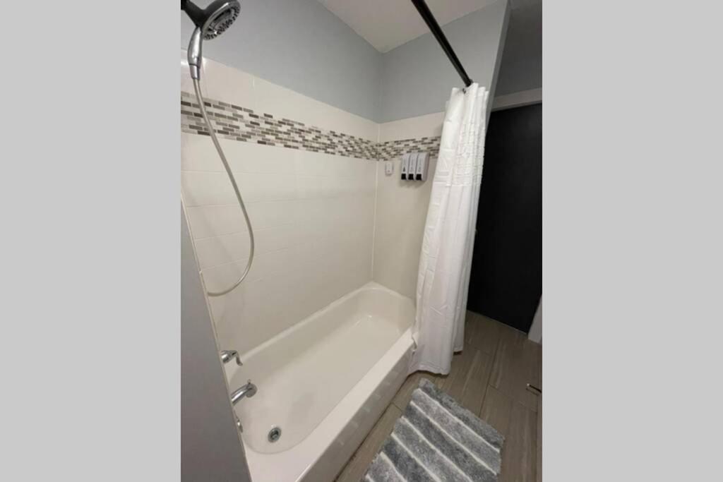 Industrial Brick Townhouse In Downtown Lancaster Vila Exterior foto