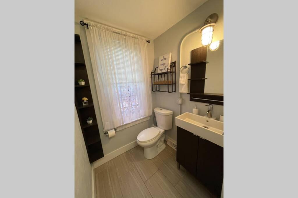 Industrial Brick Townhouse In Downtown Lancaster Vila Exterior foto